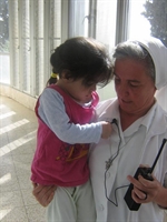 Suor Donatella Lessio con uno dei bambini ricoverati nel Caritas Baby Hospital di Betlemme.