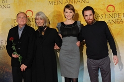 Il cast di "La fine è il mio inizio": da sinistra, Bruno Ganz, Erika Pluhar, Andrea Osvart ed Elio Germano.