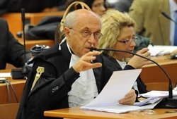 Il procuratore aggiunto di Torino, Raffaele Guariniello, che nella seconda Corte d'assise ha sostenuto la tesi dell'accusa contro la Thyssenkrupp e i suoi massimi dirigenti (foto Ansa).