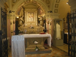 L'interno del santuario con l'esposizione della talare indossata da Giovanni Paolo II.