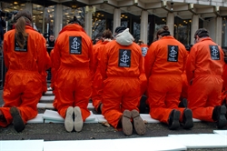 In questa foto d'archivio, una manifestazione di attivisti di Amnesty a Londra, nel 2007, per il rispetto dei diritti umani e contro i trattamenti riservati ai prigionieri nella base americana di Guantanamo. Foto Contrasto.
