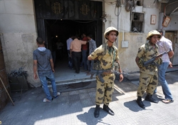 Soldati egiziani di guardia alla chiesa copta del Cairo assaltata dai salafiti.