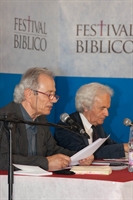 Duccio Demetrio, prima da destra, con Antonio Zulato che ha moderato l'incontro (Foto Nicola Gonella)