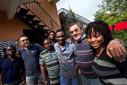 Paolo Allais (sindaco di Coazze, secondo da destra) e Fabrizio Rosa Brusin (vicesindaco di Coazze, leghista, penultimo da destra) con alcuni profughi africani ospitati in una borgata di Forno di Coazze (foto: Paolo Siccardi/Sync).