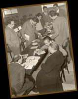 Una istantanea del primo Congresso de "Il Mulino" (Bologna, 1954): di spalle, con la lunga palandrana scura, un Eugenio Montale molto attento.