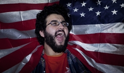 Un americano festeggia l'uccisione di Osama Bin Laden.