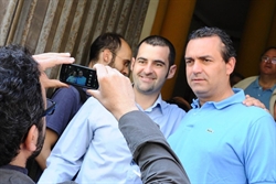 Il nuovo sindaco di Napoli, Luigi De Magistris (a destra), posa per una foto con un sostenitore nel seggio della scuola Belvedere del quartiere Vomero, a Napoli.