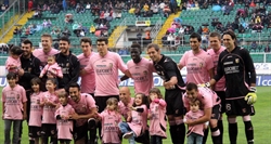 2 maggio 2011, stadio" Renzo Barbera": foto di gruppo con i figli per i calciatori del Palermo, nell'ultima giornata di campionato.