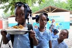 Giovani alunni, ad Haiti. La Fao e il Programma nazionale di alimentazione scolastica distribuiscono pasti caldi a circa un milione di loro.Sono iniziative concrete e meritorie. Purtroppo la fame, povertà e sottosviluppo tengono sotto scacco troppe aree del mondo. Foto:  Wfp/Anne Poulsen.