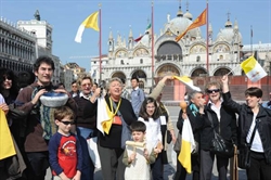 Fedeli in piazza san Marco a Venezia