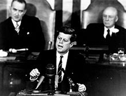 Il presidente Kennedy pronuncia lo storico discorso del 25 maggio 1961.