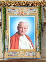 L'arazzo con l'immagine del Beato Giovanni Paolo II.