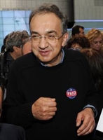 Sergio Marchionne con la spilla che ricorda l'obiettivo raggiunto: ripagare al Tesoro americano il prestito per l'operazione Fiat-Chrysler.
