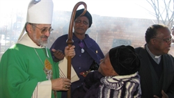 Monsignor Lafont celebra la Messa a Soweto (Sudafrica).