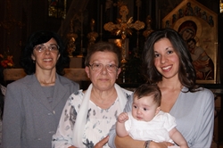 La piccola Regina in braccio a mamma Alice, accanto la bisnonna Lida e la nonna Diana