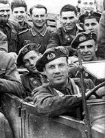 1944: Junio Valerio Borghese, l'ideatore del mancato golpe in Italia del 1970, durante la seconda guerra mondiale quando era comandante della "X Mas".