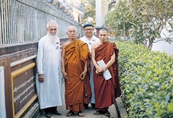 Padre Vismara (il primo a sinistra) con alcuni monaci buddisti.