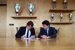 Antonio Conte firma il contratto da allenatore della Juventus.