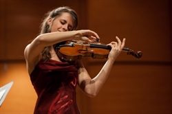 Violinista, 22 anni. Nel 2008 è stata la prima italiana dal 1961 ad accedere alla finale del concorso internazionale Niccolò Paganini, il campionato del mondo dei violinisti under 30.