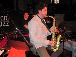 Francesco Cafiso durante un concerto.