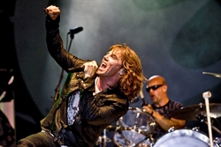 Joey Tempest, leader degli Europe, durante un concerto.