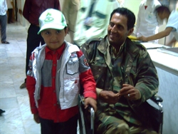 Un soldato dell'esercito regolare libico, ferito, con il figlio a Zliten.
