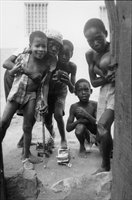 Bambini poveri nelle strade di Luanda, la capitale dell'Angola (foto archivio Vis). 