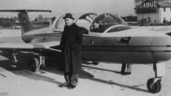 L'ex presidente dell'Eni Enrico Mattei, morto nel 1962, davanti al suo aereo con il vecchio simbolo dell'Agip.