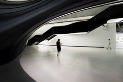 Le curve armoniose dell'interno del MAXXI (foto di Bernard Touillon, 2010 courtesy Fondazione MAXXI).