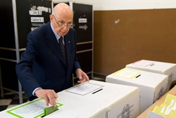 Il presidente Napolitano al seggio.