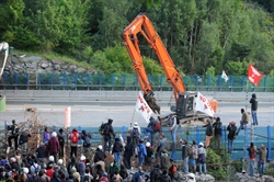 Autostrada Torino-Frejus: all'alba di lunedì 27 giugno 2011 comincia la rimozione dei blocchi eretti dai manifestanti contrari alla costruzione di una linea ferroviaria ad alta velocità (foto: Ansa). 