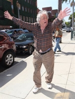 Una recente e triste immagine di Peter Falk, fermato a Beverly Hills in stato di evidente confusione. L'attore soffriva da tempo di demenza senile e del morbo di Alzheimer.