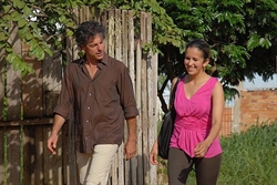 Demichelis con un'altro dei protagonisti di "Radici": Rosita Carmina Ruiz, in Bolivia (foto: Alessandro Rocca).