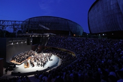 L'Orchestra e il Coro di Santa Cecilia al Parco della musica di Roma durante un concerto..