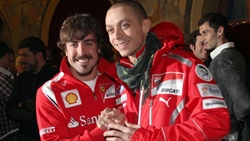 Fernando Alonso, pilota Ferrari, con Valentino Rossi.
