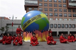 Citta' del Messico, 28 agosto 2009, Greenpeace protesta contro il surriscaldamento del pianeta  (foto: Ansa).