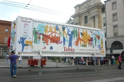 L'arrivo del tir-libreria Tobia in una città del tour.