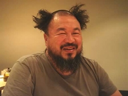 Una curiosa immagine di Ai Weiwei.