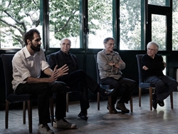 Da sinistra: Matteo Zanfi, don Antonio Sciortino, Roberto Vecchioni e don Antonio Mazzi nelle sede della Fondazione Exodus (Foto: Ennio Montani).