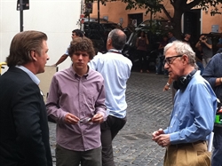 Da sinistra: Alec Baldwin, Jesse Eisenberg e Woody Allen sulk set improvvisato in una strada di Roma.