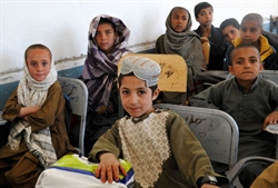Bambine e bambini in una scuola afghana (foto: Nino Leto).
