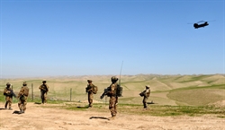 Militari italiani in pattuglia nell'Afghanistan Nordoccidentale (foto: Nino Leto).