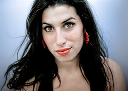 Amy Winehouse, morta a Londra a 27 anni.