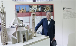 Paolo Portoghesi con il modello della sua chiesa