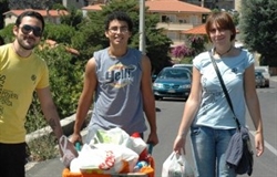 Alcuni giovani della Comunità Missionaria di Villaregia durante il campo di lavoro dell'anno scorso.