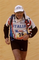 Luigi Caringella durante la maratona del Sahara.