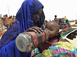 Madre e figlio, profughi somali, al campo di Dolo Ado, nell'Ogaden eriopico (Foto: AP)