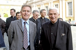 L'allora cardinale Ratzinger con l'architetto de Angelis.