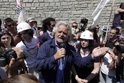 Beppe Grillo parla ai manifestanti in Valsusa.
