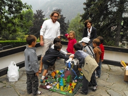 I bambini costruiscono il Monte Bianco in miniatura.